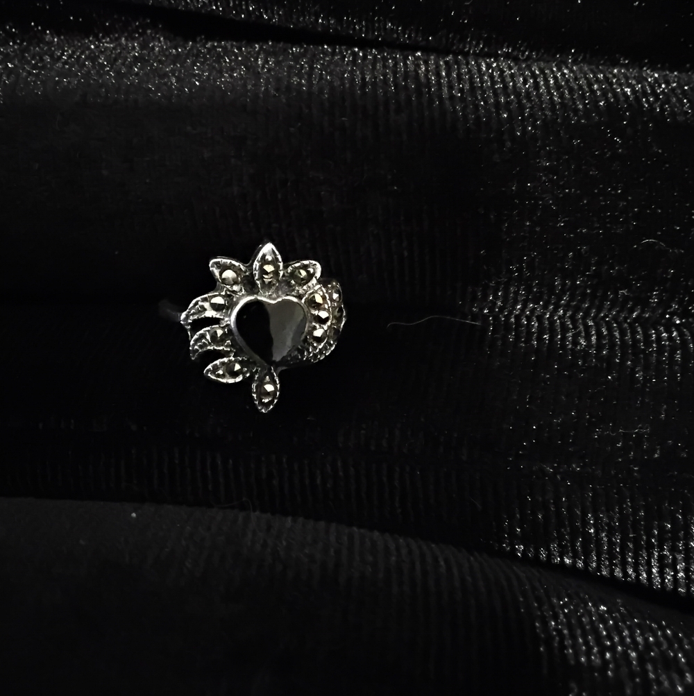 Elegant Black Heart Silver Ring
